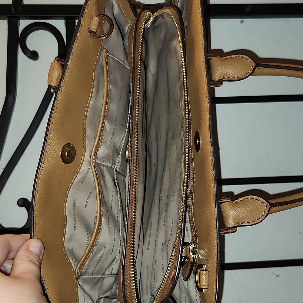 MICHAEL KORS PURSE - Picture 4 of 5